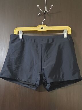 no brand name  ladies polyester and spandex black shorts XL runs small